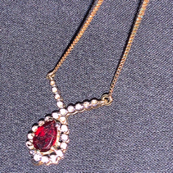 NEW STUNNING 10k Gold Necklace w/ Garnet Centre - Picture 2 of 4